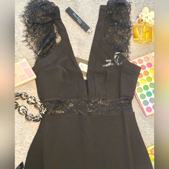 Beautiful black dress with lace down chest 🫠 size Medium - Picture 6 of 6